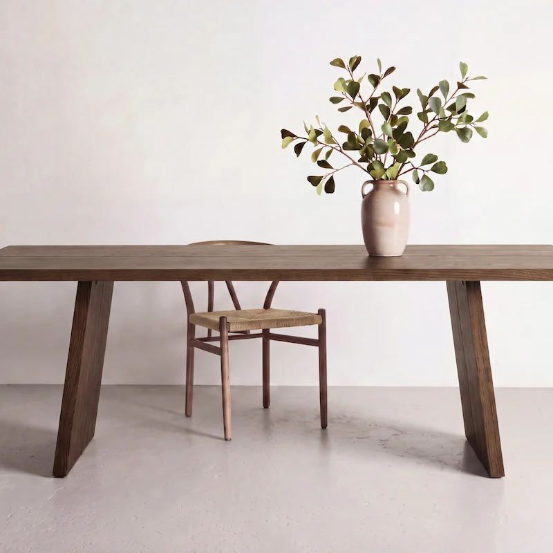Table à manger Logga en chêne fumé vue de trois quarts, avec ses deux larges pieds