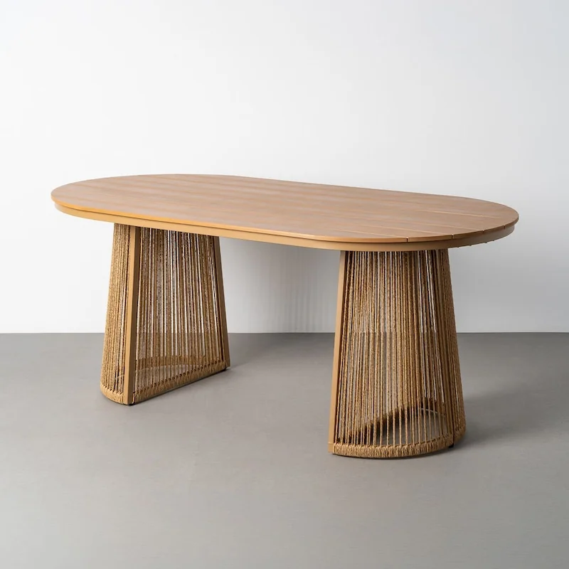 Table à manger de jardin ovale en polywood sur deux piètements en rotin synthétique, vue de trois quarts