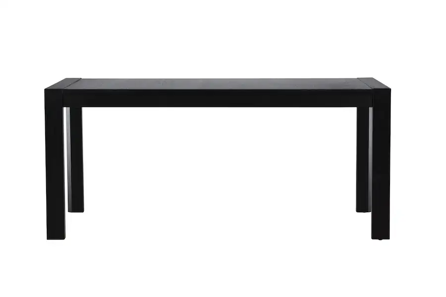 Table à manger noire à quatre pieds droits, vue de face sur fond blanc