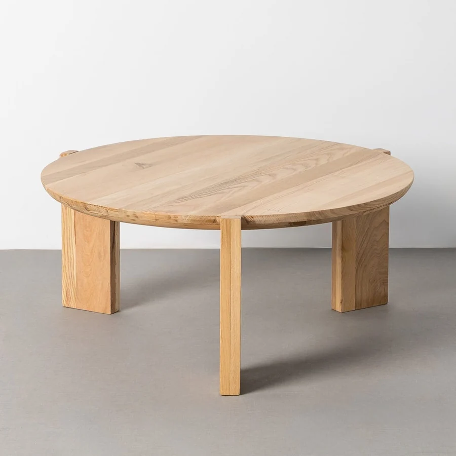Table basse ronde en chêne clair Ixia, grand plateau au veinage visible sur trois larges pieds en bois