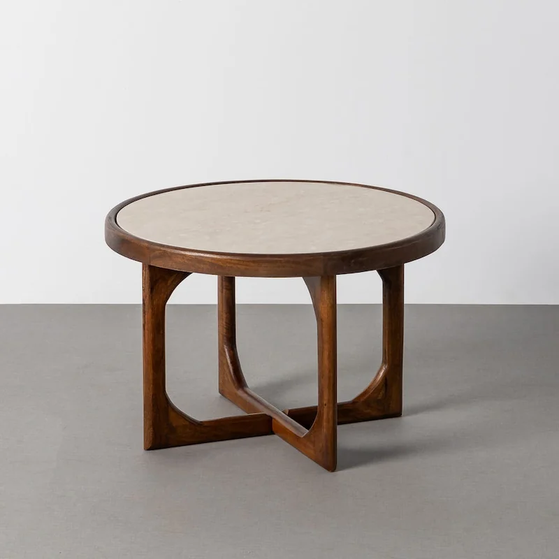 Table basse ronde en marbre Ixia, plateau clair dans un cadre en manguier sur piétement à arches croisées