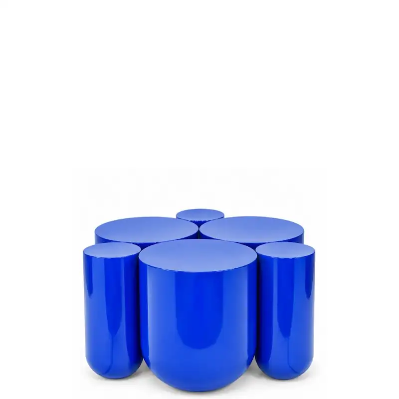 Table basse Nérée en fer émaillé bleu vif, tubes larges et étroits accolés, vue de trois quarts