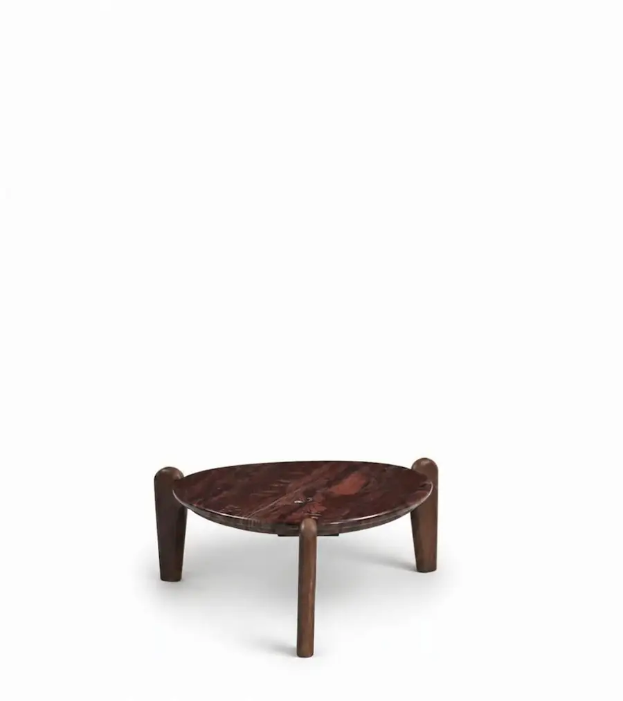Table basse ronde Serena d'Athezza, plateau en marbre bordeaux sur trois pieds en manguier