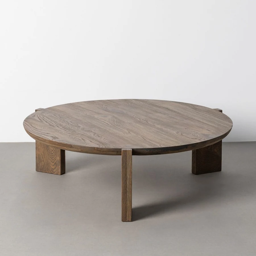 Table basse ronde en chêne brun Ixia, très grand plateau bas sur trois pieds en bois