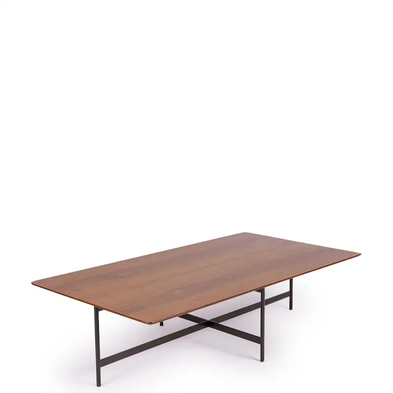 Table basse rectangulaire Surrey d'Athezza de trois quarts, plateau aspect noyer et entretoise en croix en fer noir