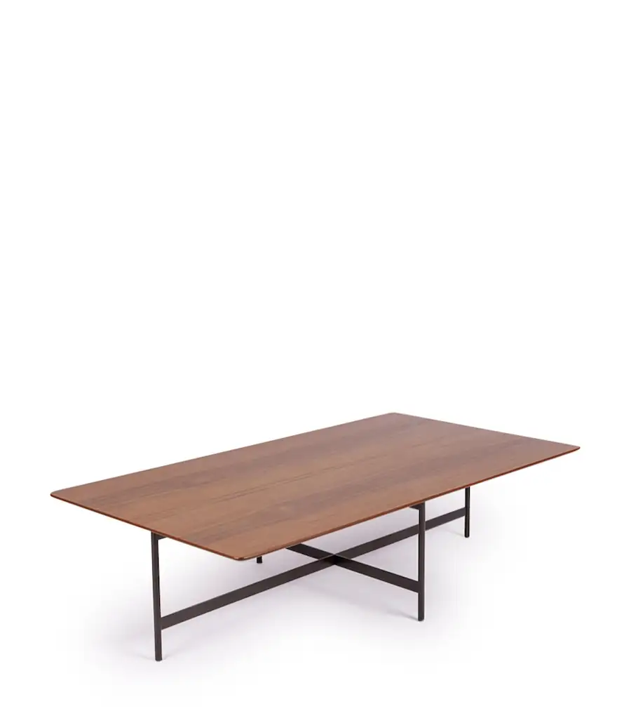Table basse rectangulaire Surrey d'Athezza de trois quarts, plateau aspect noyer et entretoise en croix en fer noir