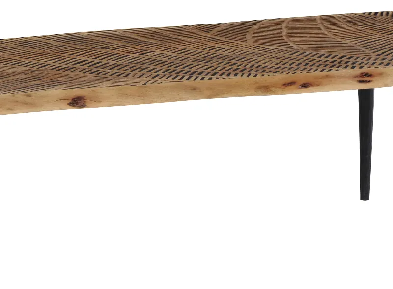 Table basse Chilai en acacia sculpté sur pieds en fer noir