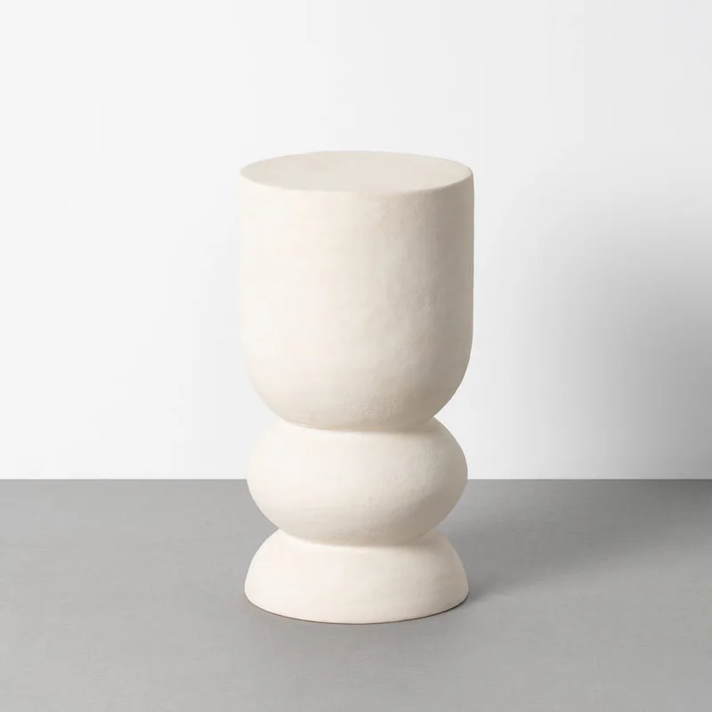 Table d'appoint fer blanc cassé effet papier mâché, plateau rond sur fût en gobelet à base évasée