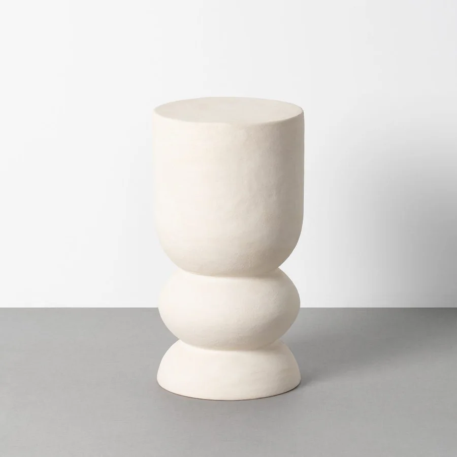 Table d'appoint fer blanc cassé effet papier mâché, plateau rond sur fût en gobelet à base évasée