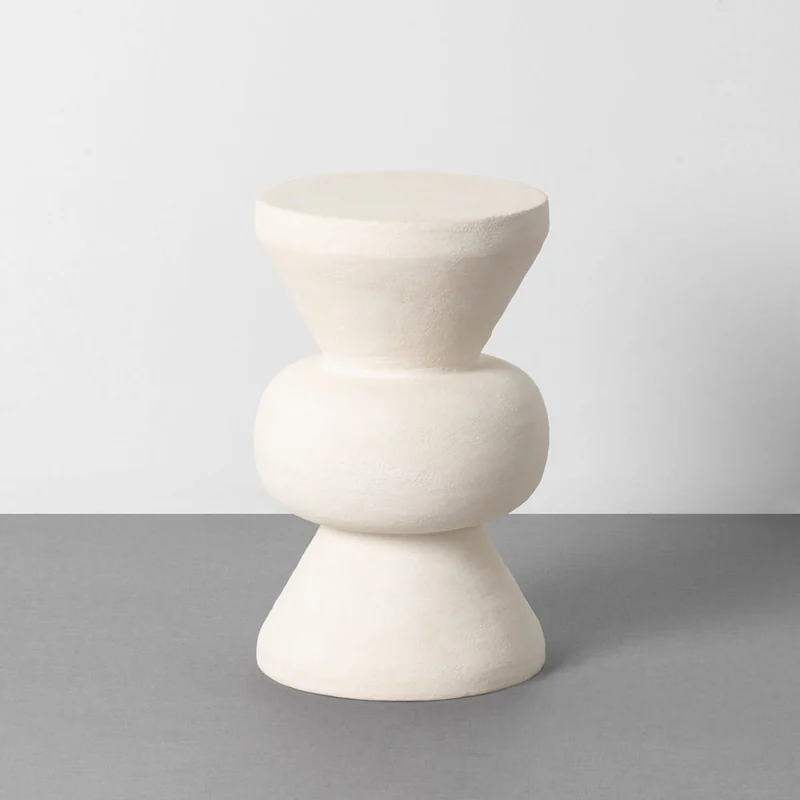 Table d'appoint sablier blanc cassé en métal monobloc, plateau rond, renflement central et base évasée