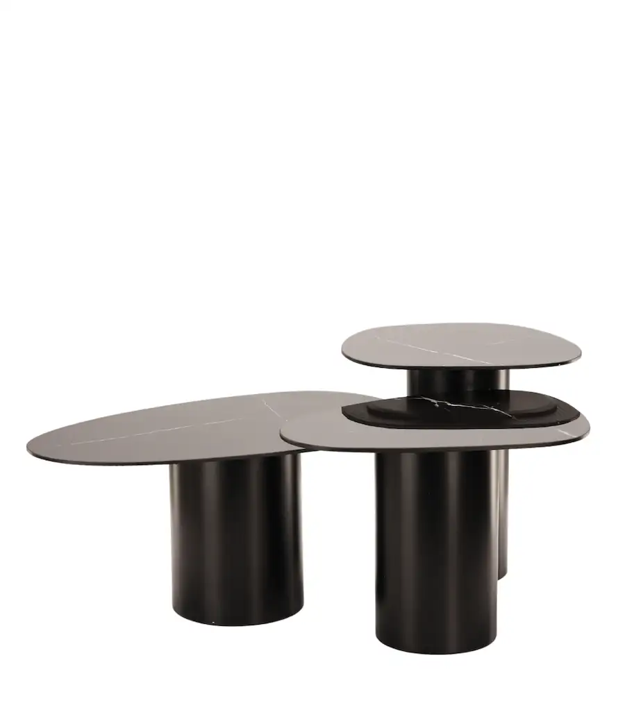 Tables basses gigognes Vega Athezza, trois plateaux en galet de céramique noire sur pieds cylindriques