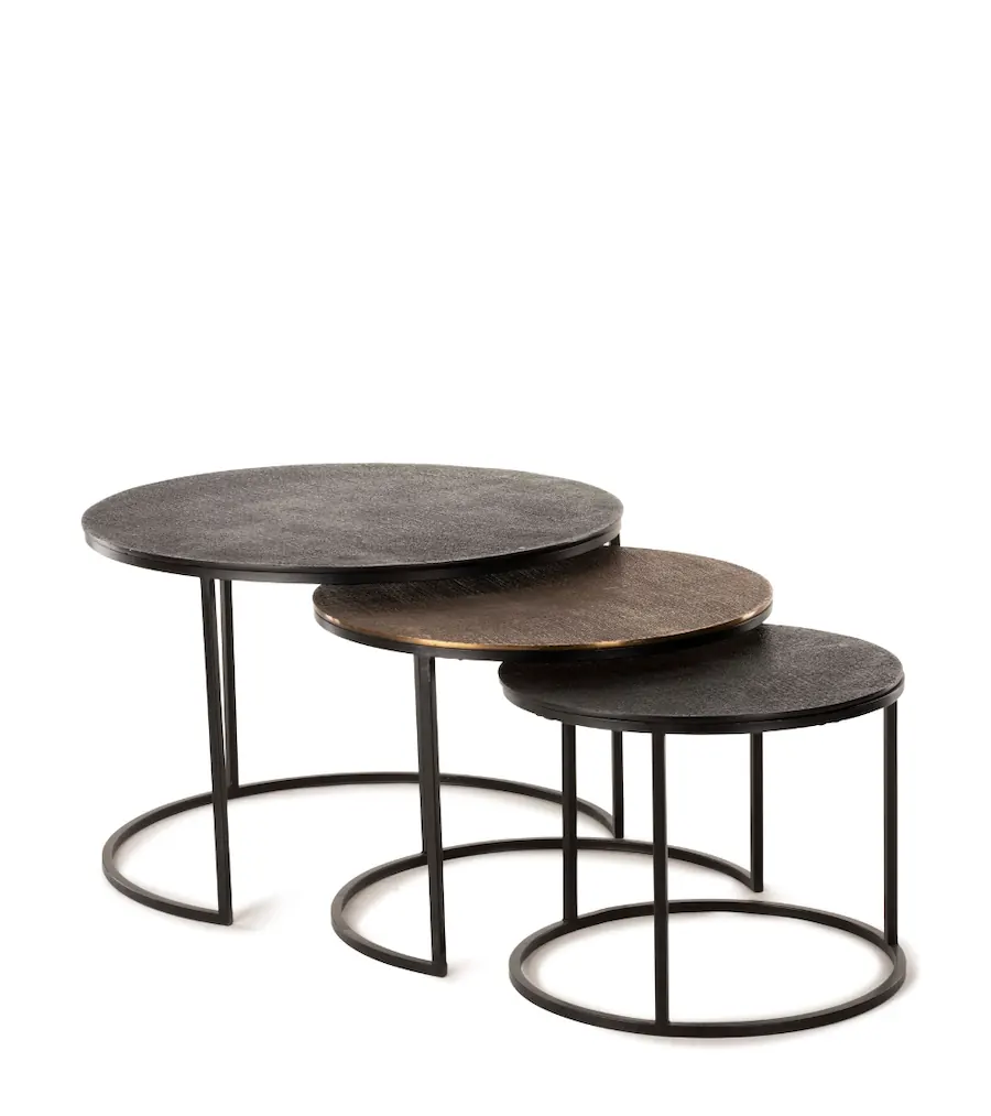 Tables gigognes Yuli, plateaux noir, doré et noir décalés sur piètements en métal noir