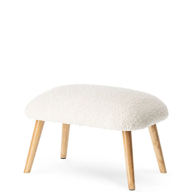 Tabouret Névez Athezza, coussin bombé en bouclette blanche sur pieds en bois clair, vue de trois quarts