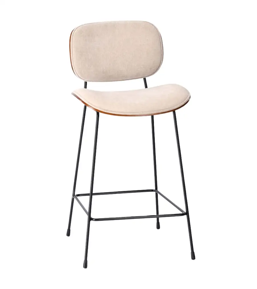 Tabouret de bar Erbrée beige de trois quarts, coque en bois et pieds en métal noir