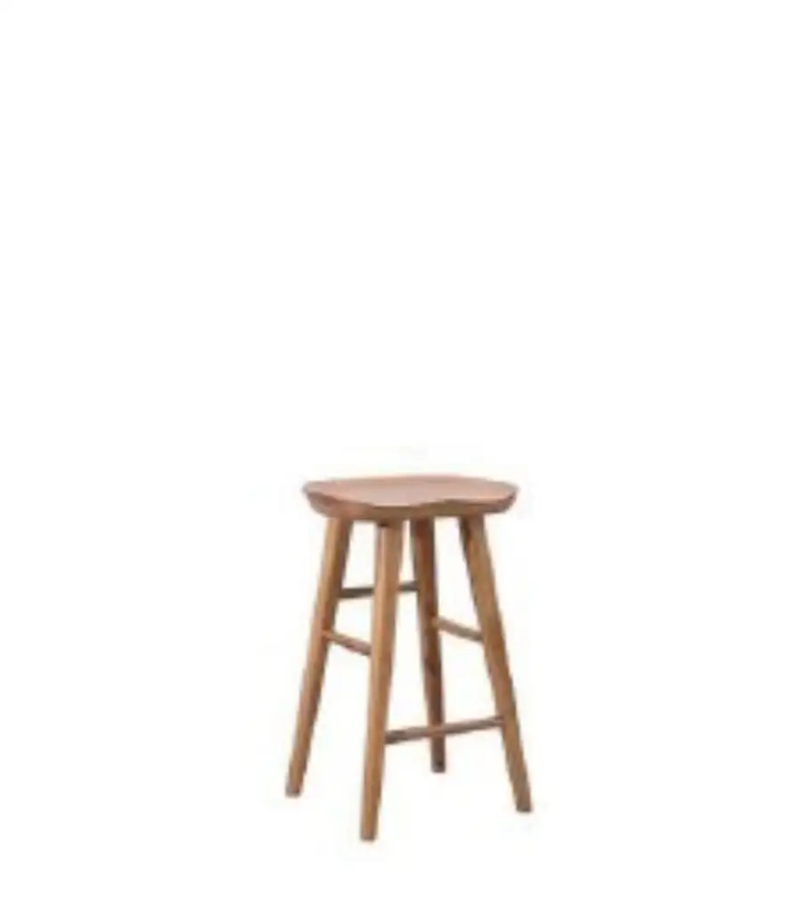 Tabouret de bar Medan en chêne, assise en selle et quatre pieds évasés reliés par des barreaux