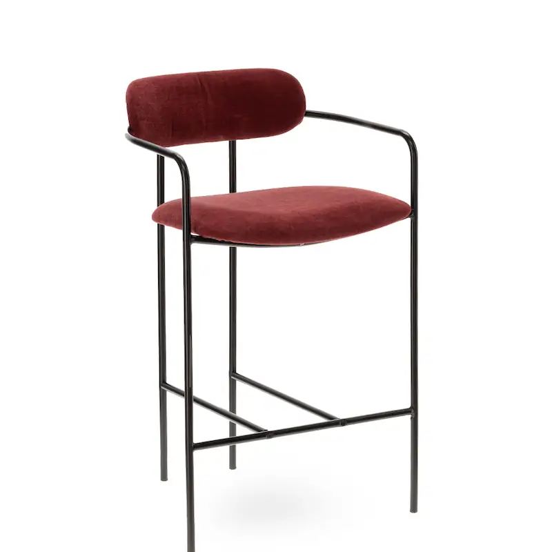 Tabouret de bar Retiers Athezza de trois quarts, tissu bordeaux et accoudoirs en métal noir