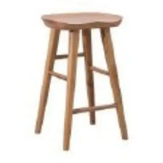 Tabouret de bar Medan en chêne, assise en selle et quatre pieds évasés reliés par des barreaux