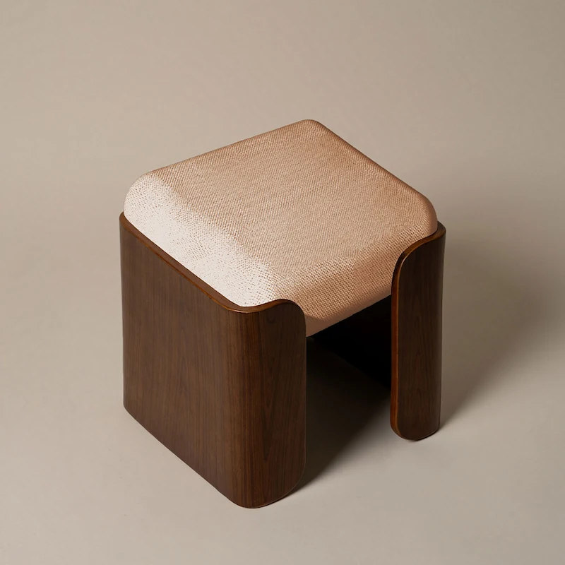 Tabouret Jodie vu en plongée, assise carrée rembourrée aux bords arrondis