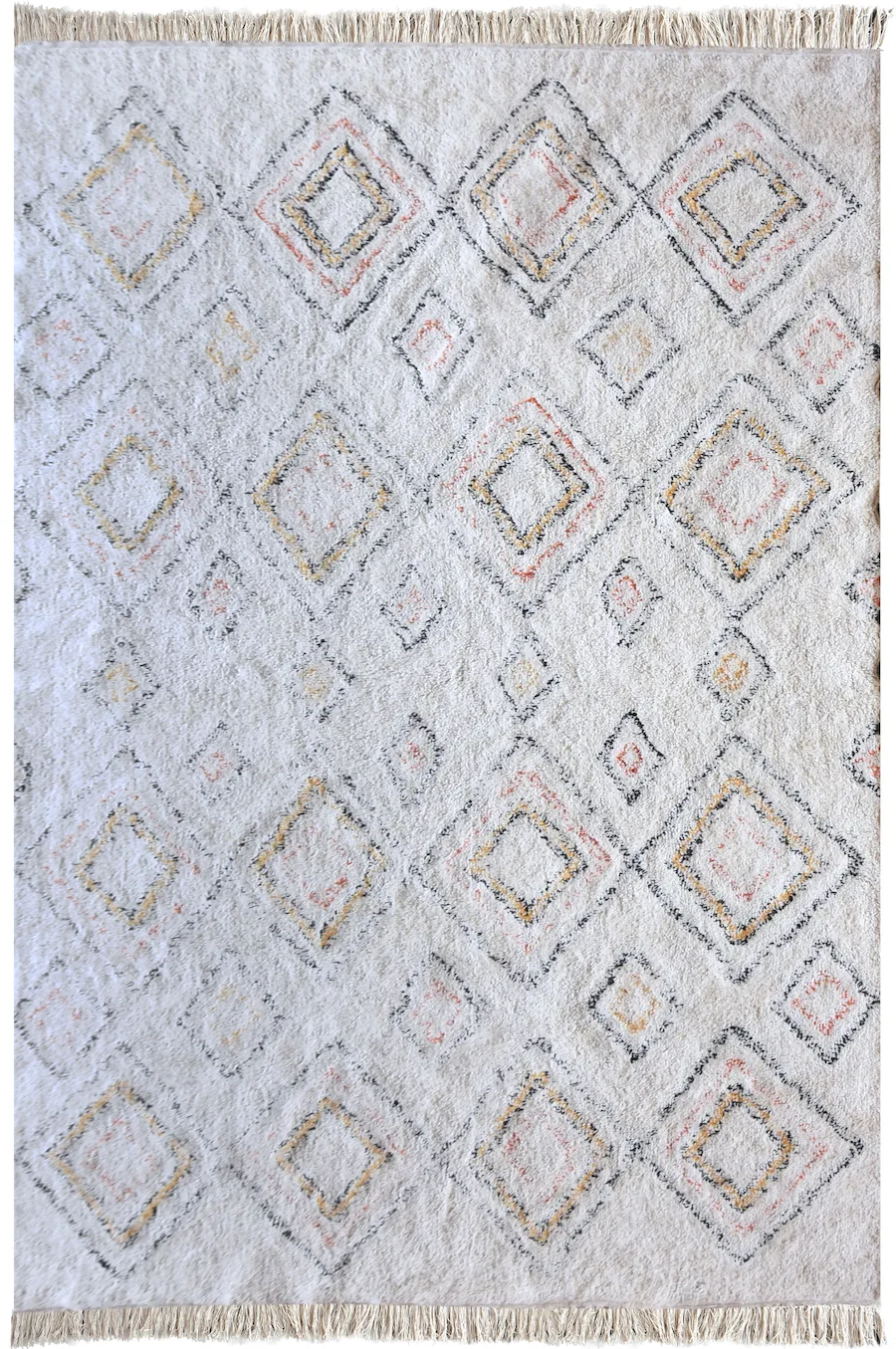 Tapis Salford en coton ivoire à losanges berbères et franges, vu de dessus
