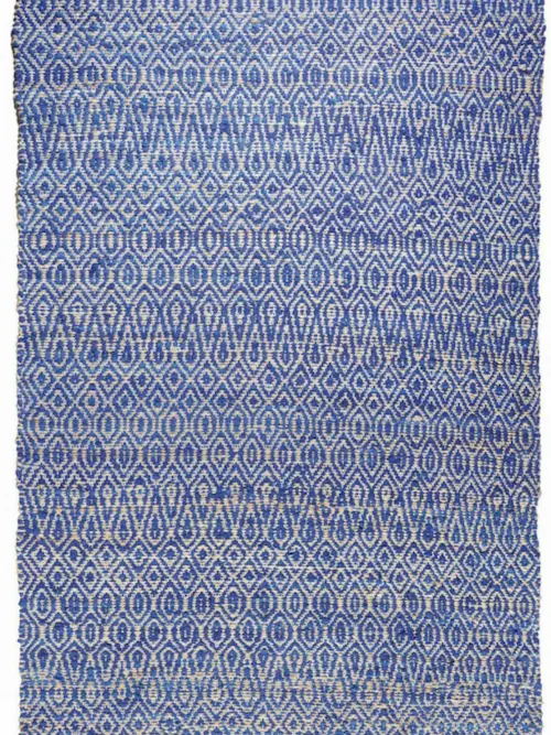 Tapis bleu The Rug Republic tissé à plat, petits losanges ton sur ton, sans franges, vu de dessus